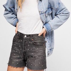 L e v i’ s • Studded wedgie cutoff short